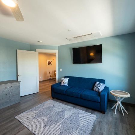 Long Beach Suites Gloucester Exteriör bild