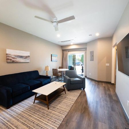 Long Beach Suites Gloucester Exteriör bild