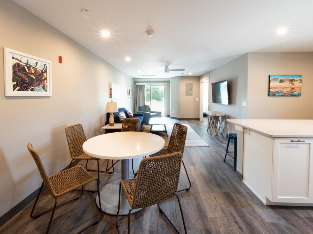 Long Beach Suites Gloucester Exteriör bild