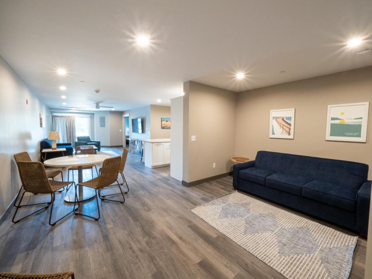 Long Beach Suites Gloucester Exteriör bild